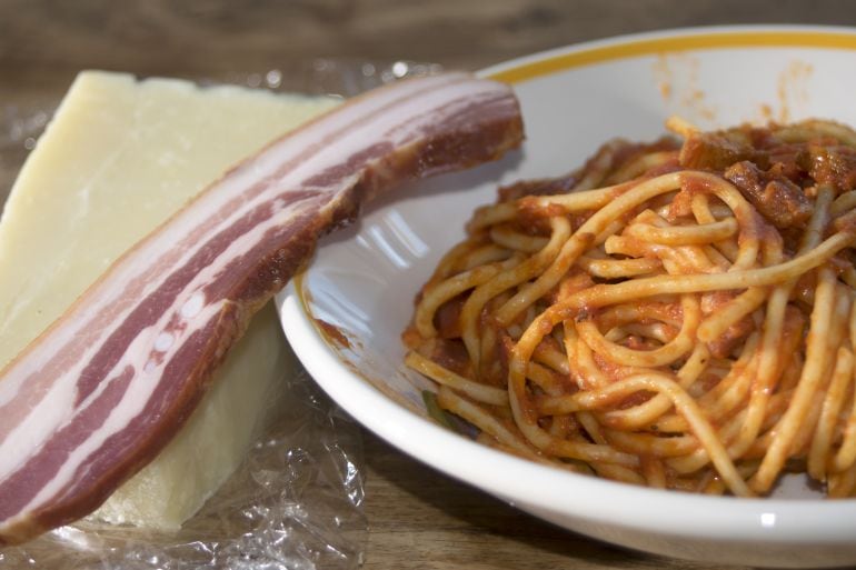 Los espaguetis a la amatriciana llevan &#039;guanciale&#039;, nuestro tocino de papada.