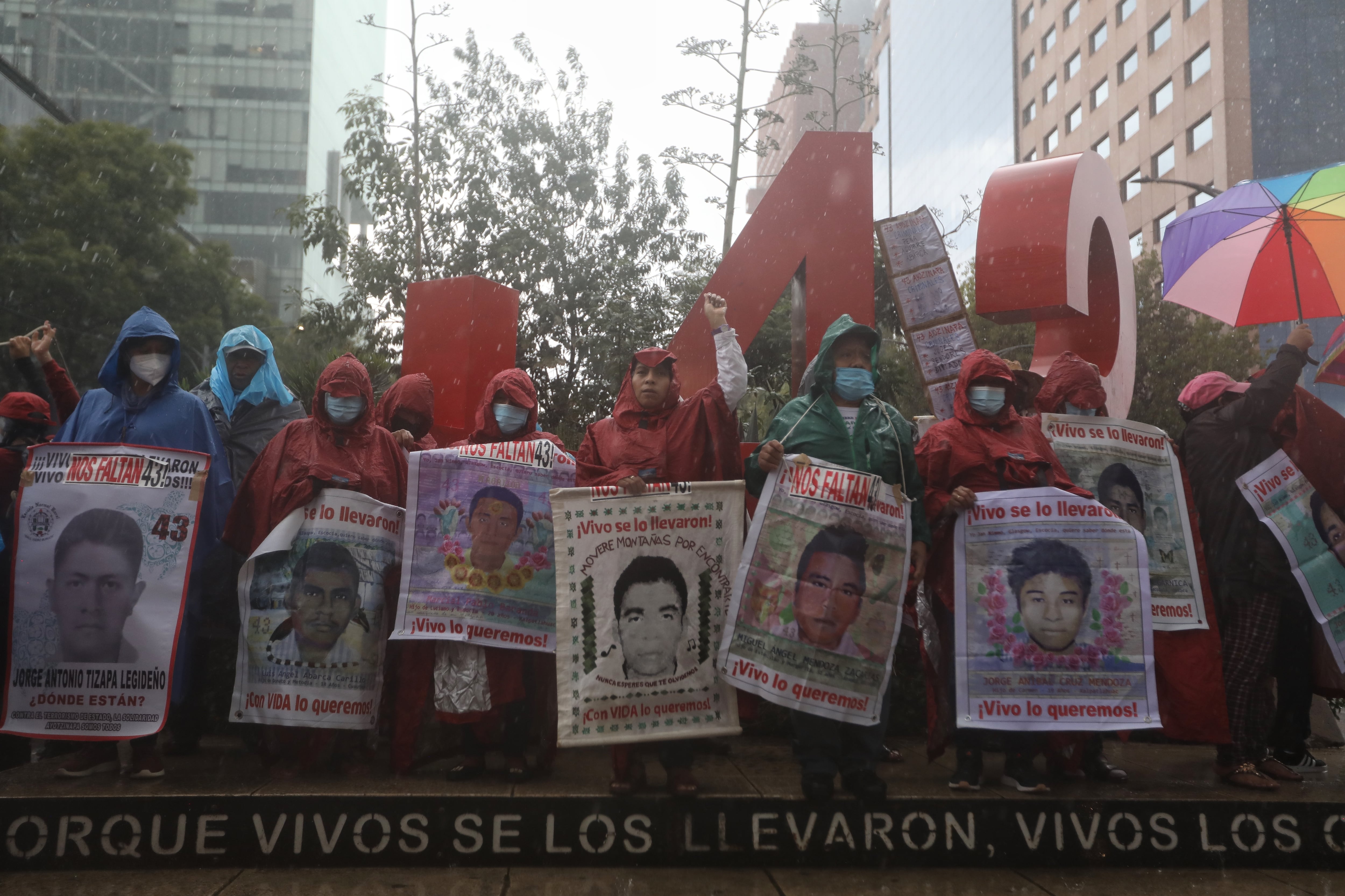 Familiares y compañeros de los 43 estudiantes desaparecidos de la Escuela Normal &quot;Isidro Burgos&quot; de Ayotzinapa, en el estado de Guerrero, marchan hoy por Ciudad de México (México).