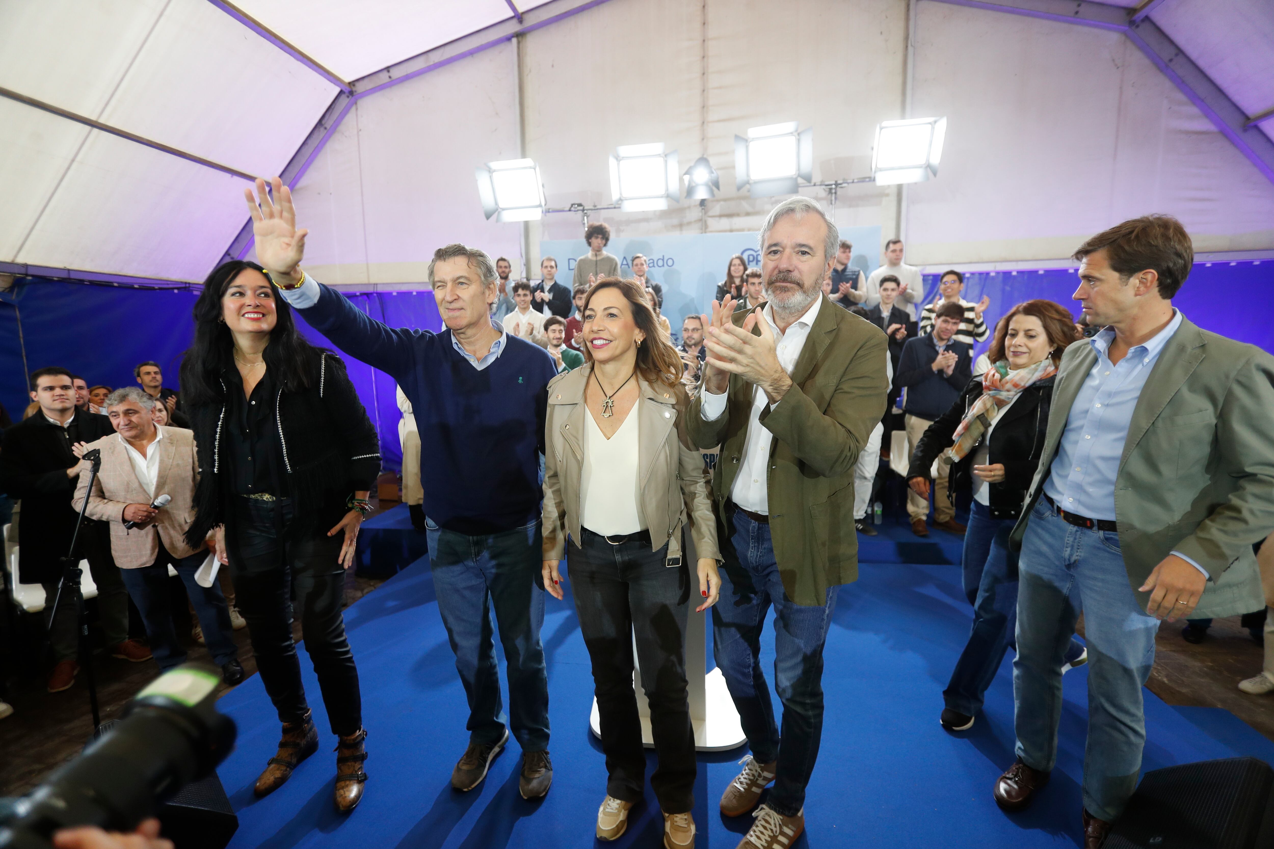 ZARAGOZA, 25/10/2025.- El presidente del Partido Popular, Alberto Núñez Feijóo (2i); el presidente del PP de Aragón, Jorge Azcón (c), y la alcaldesa de Zaragoza, Natalia Chueca, durante el acto por el Día del Afiliado de Aragón, este sábado en Zaragoza. EFE/ Javier Belver
