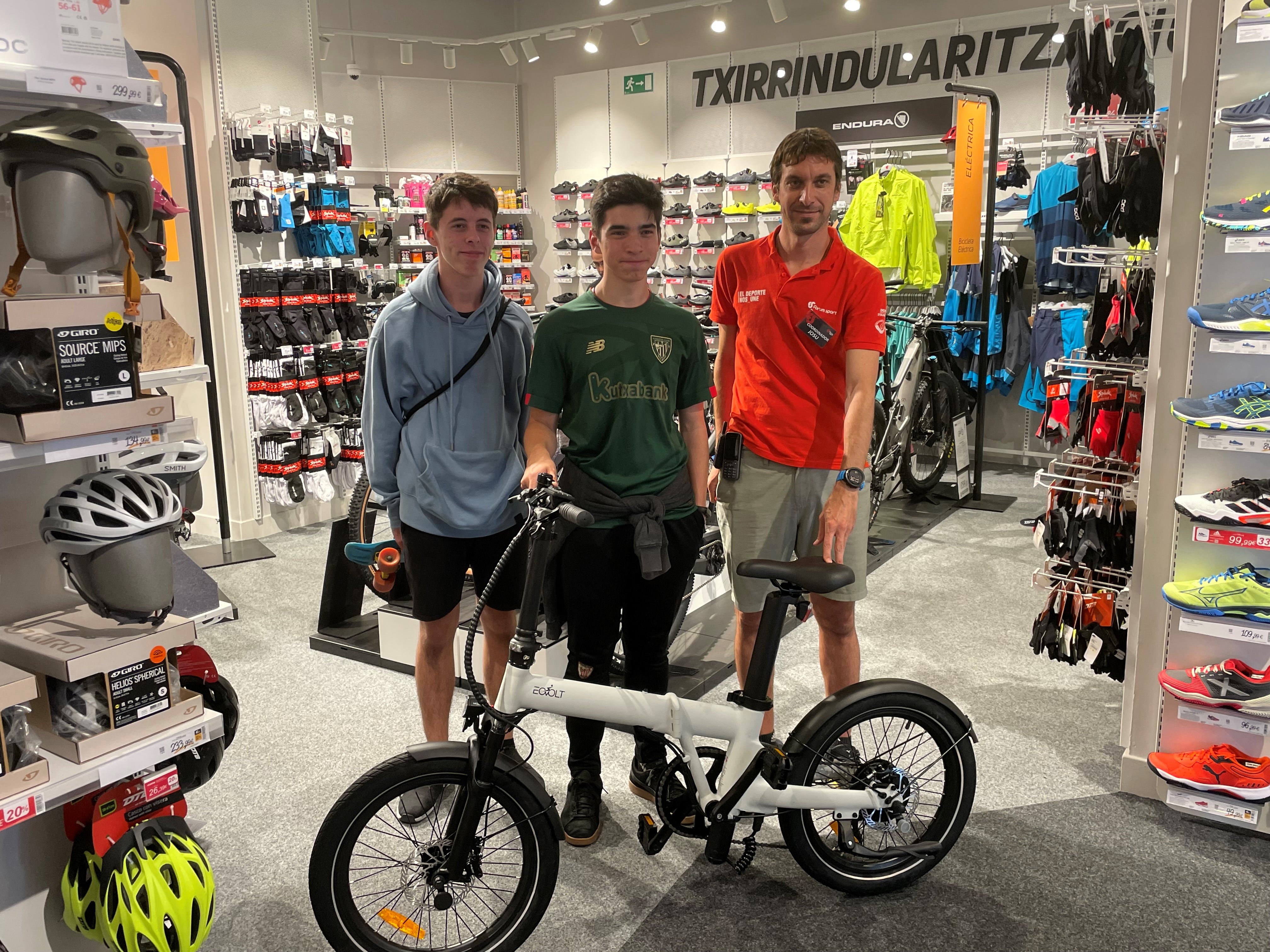 Josu, coordinador de Forum Sport Moyúa, entrega su nueva bicicleta eléctrica Eovolt afternoon a Víctor (de verde).