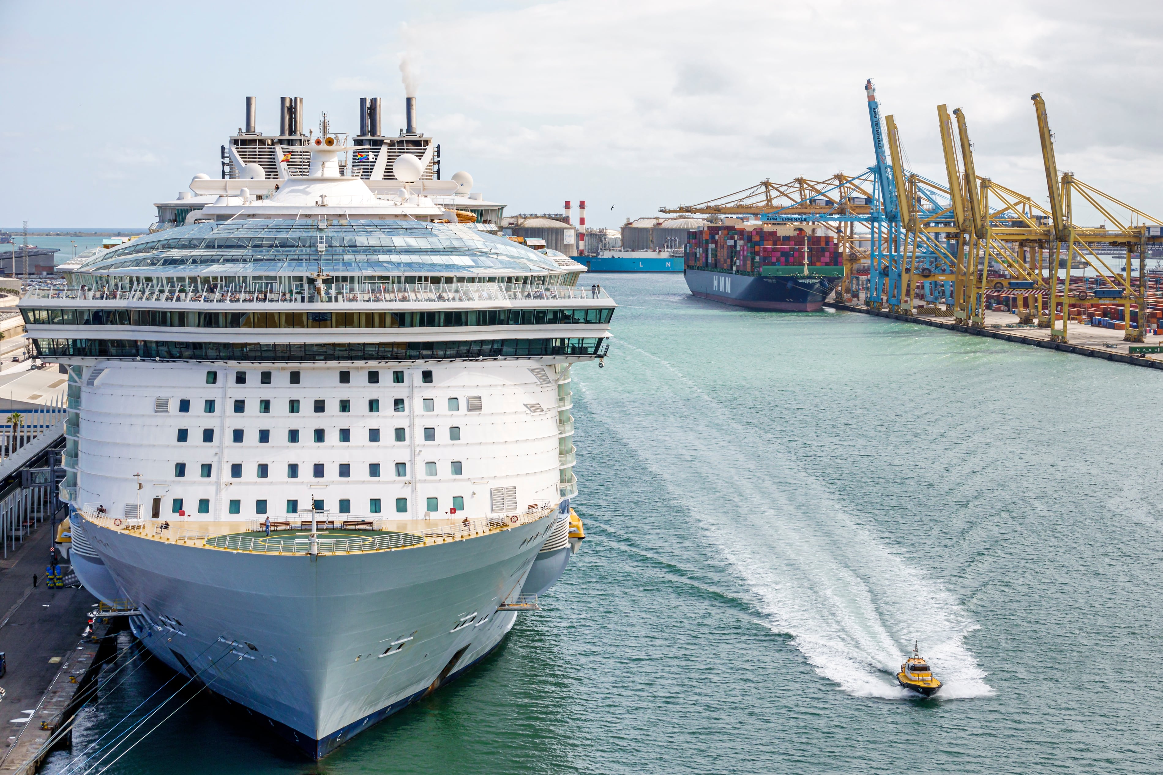 Un crucero en el puerto de Barcelona.