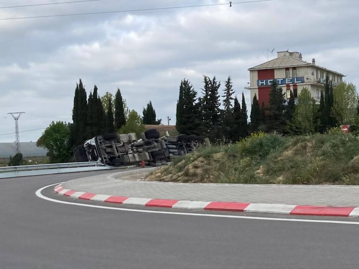 Vuelca un camión en una rotonda a la salida de Huesca