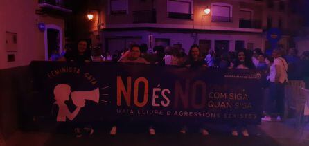 Imagen, con filtro violeta, del inicio de la manifestación en Gata de Gorgos.