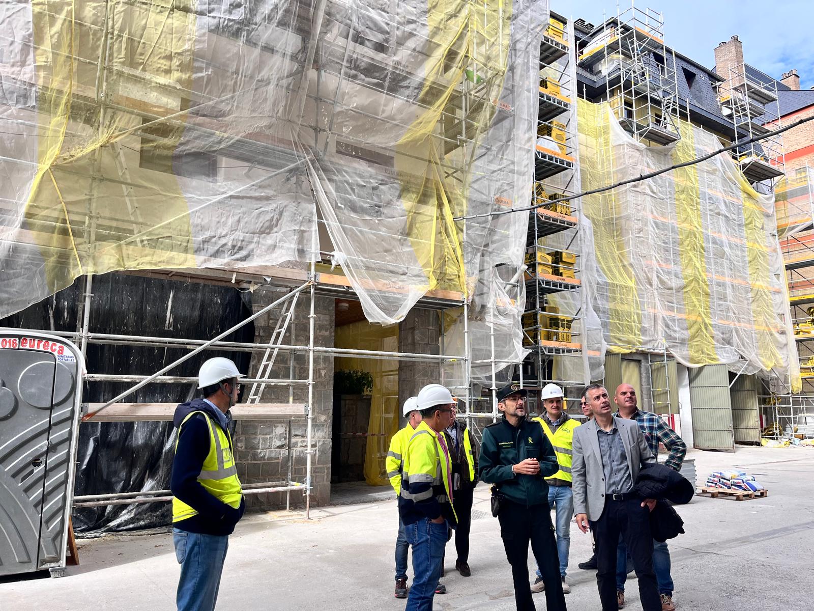 El alcalde de Jaca visita el cuartel para conocer el desarrollo de las obras