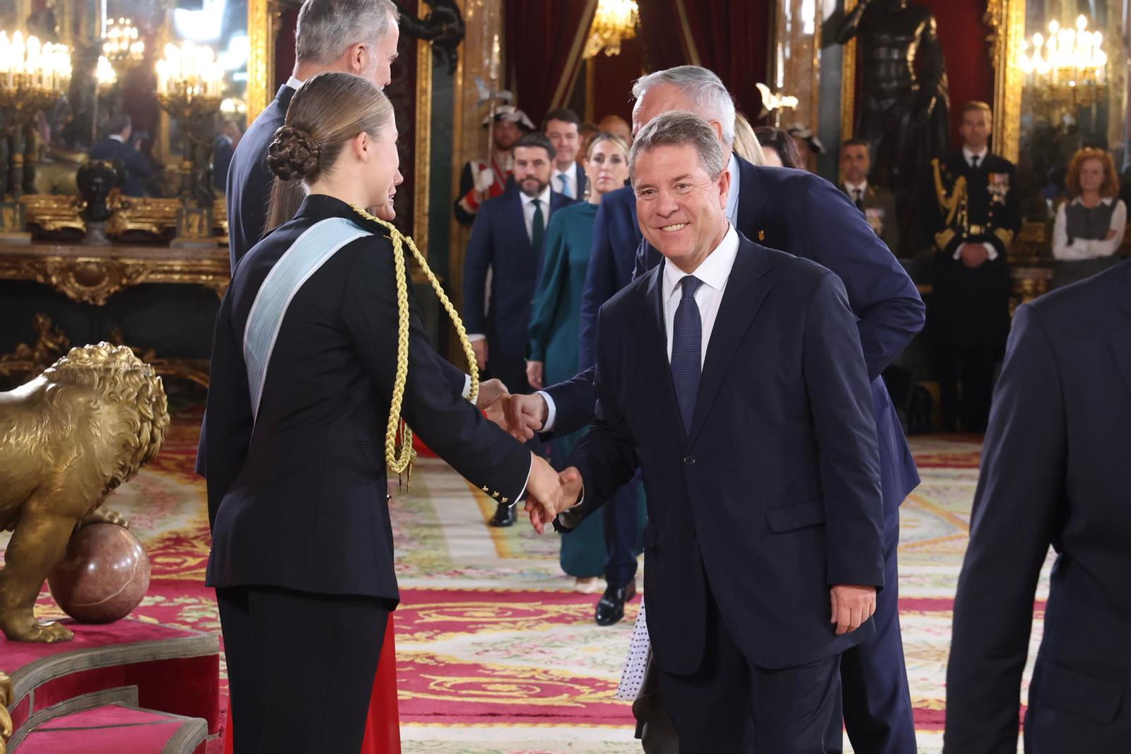 Emiliano García-Page en la recepción de los Reyes de España con motivo del 12 de octubre