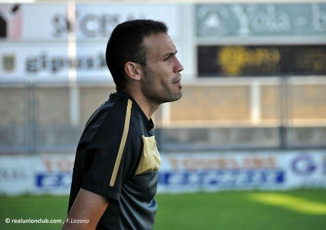 Sergio Francisco sigue un partido desde el banquillo de Gal esta pasada temporada.