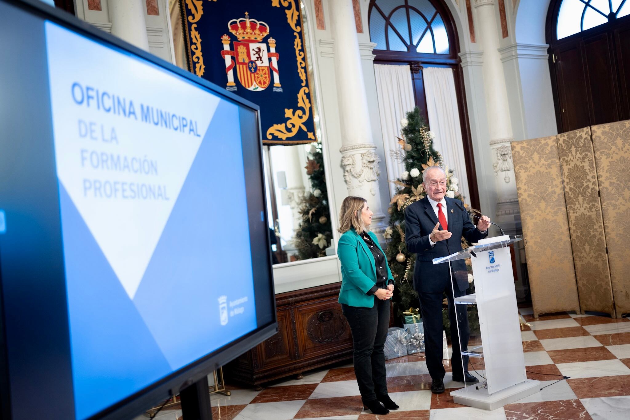 El alcalde de Málaga, Francisco de la Torre, acompañado por la concejala de Educación y Fomento del Empleo, María Paz Flores, ha informado esta mañana sobre la Oficina Municipal de la Formación Profesional