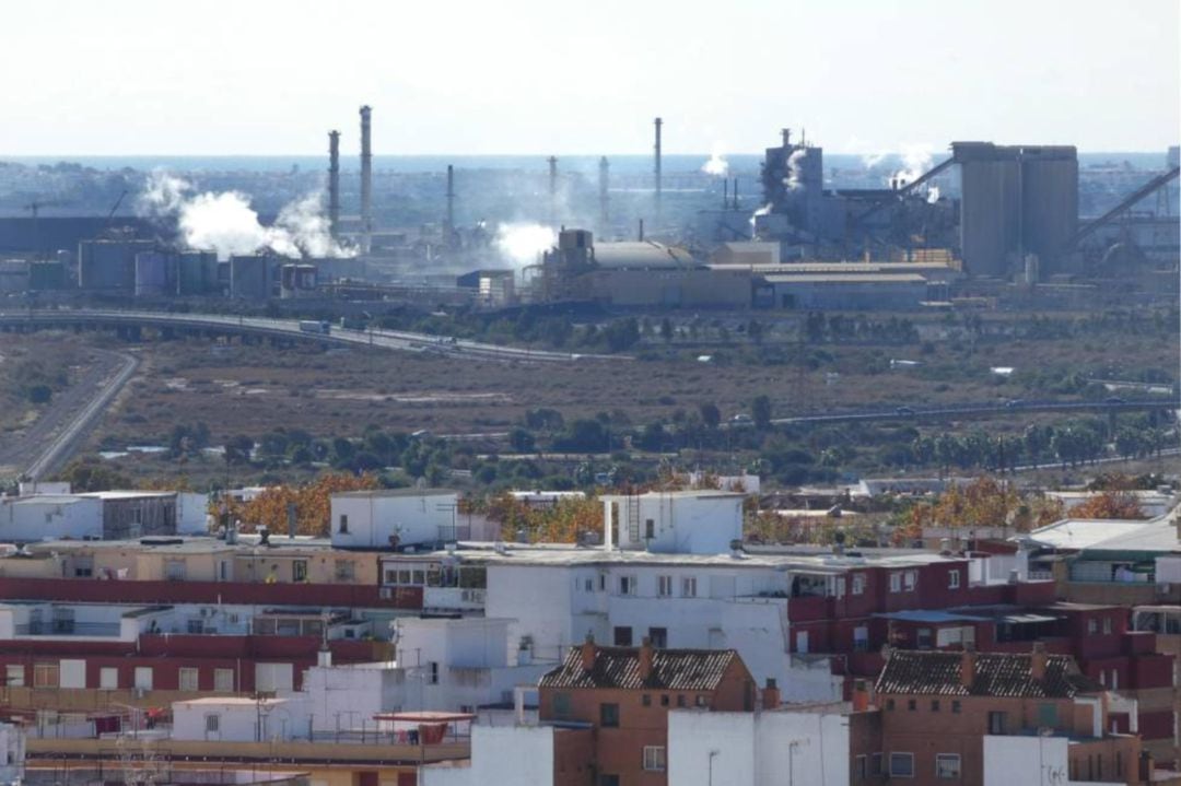 Panorámica de la ciudad con el Polo Químico al fondo (Huelva)