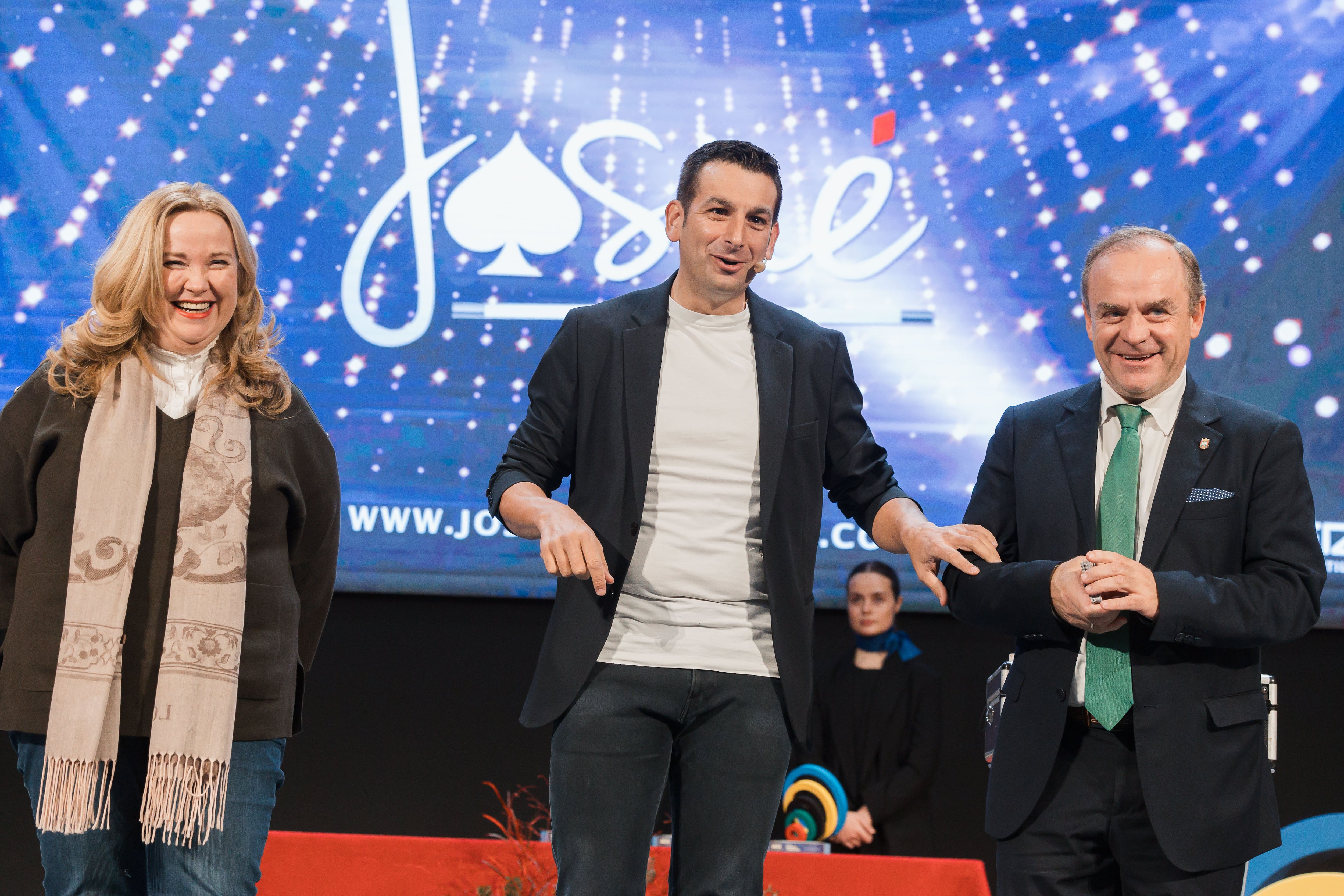 El ilusionista Josué invitó al escenario para uno de sus trucos a la alcaldesa de Burgos, Cristina Ayala, y el portavoz municipal de VOX, Fernando Martínez Acitores. / Foto: Rodrigo Mena