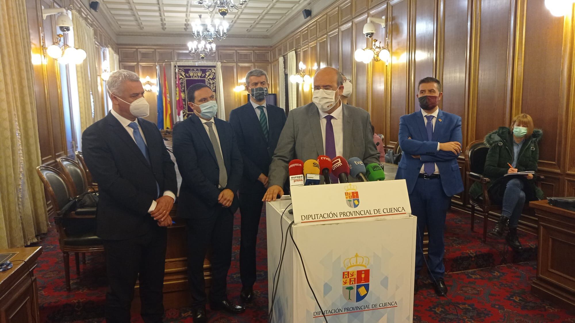 Martínez Guijarro, junto a los presidentes de las cinco diputaciones tras la reunión en Cuenca