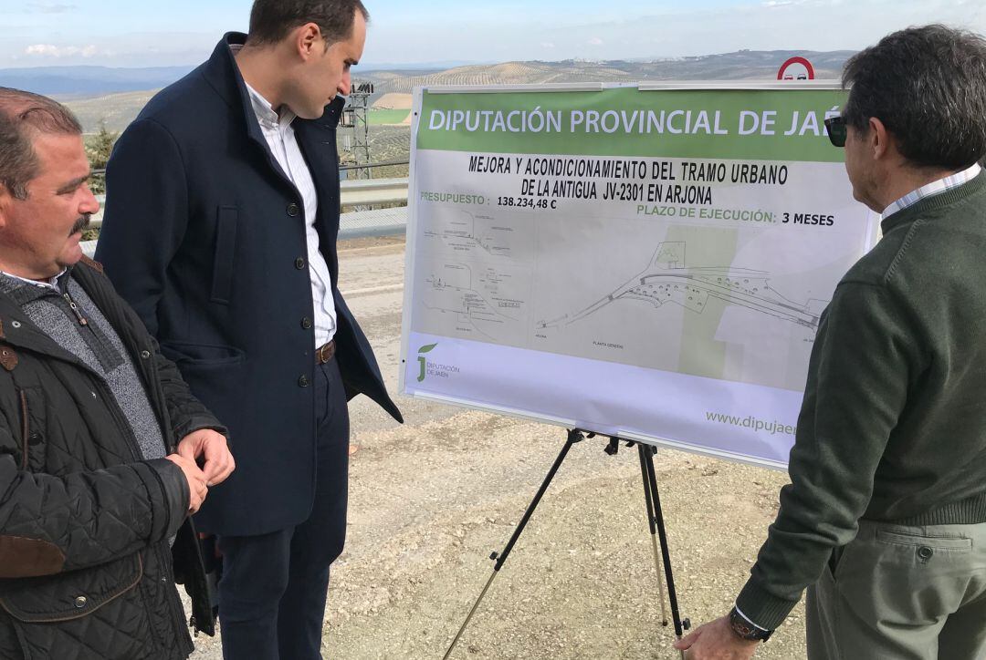 El diputado de Infraestructuras Municipales, José Castro (primero por la izquierda) junto al alcalde de Arjona, Juan Latorre, revisan el proyecto.