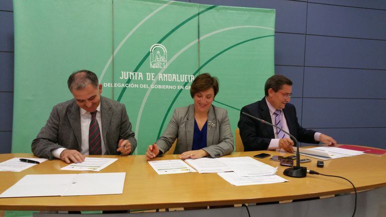 El subdelegado del Gobierno en Granada, Santiago Pérez; la delegada del Gobierno andaluz, Sandra García; y el presidente de la Diputación de Granada, José Entrena, firman el protocolo que coordina y activa el Plan Nevadas