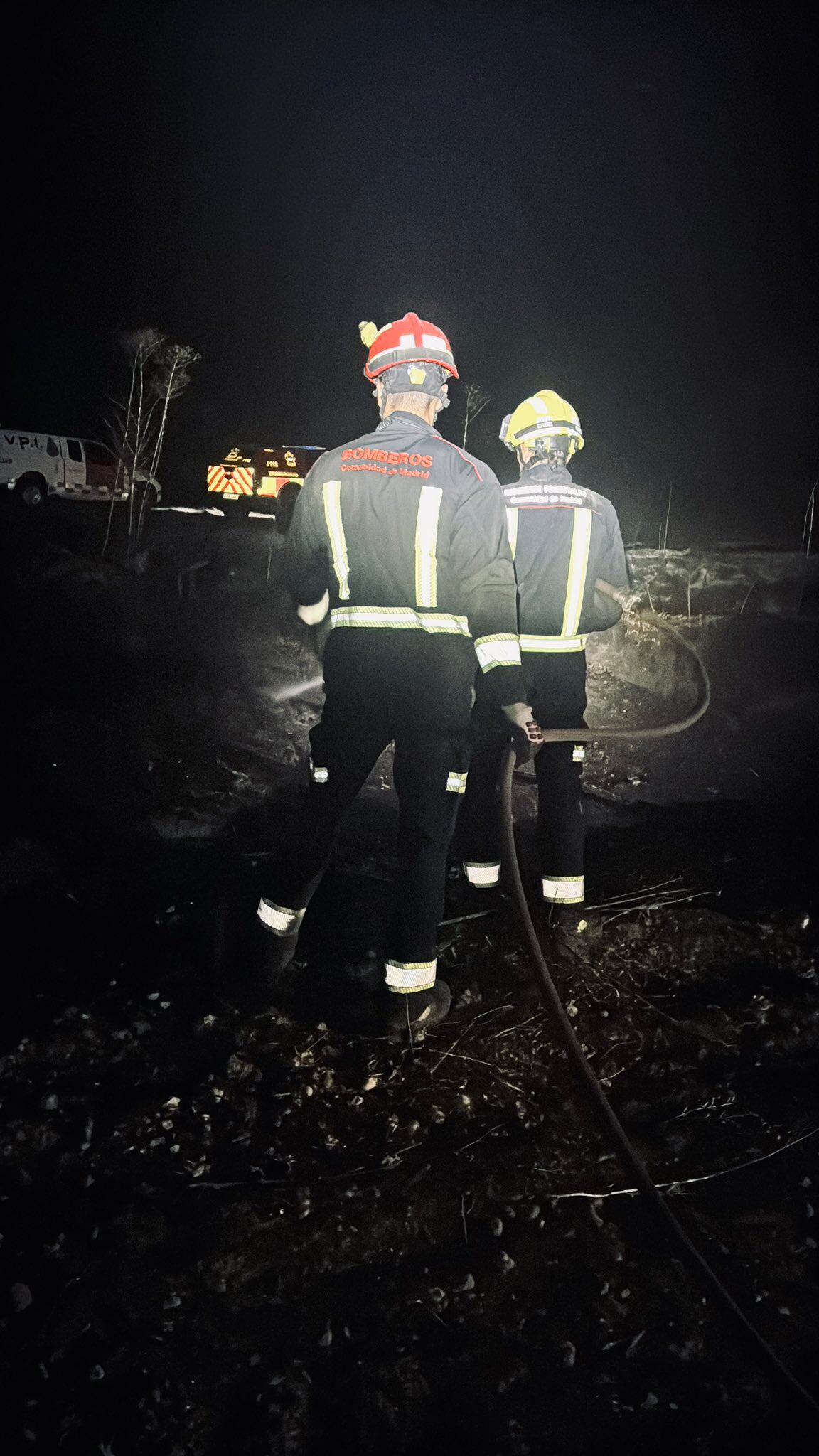 Bomberos en Morata de Tajuña tras la extinción de un incendio de pasto, a la altura de la M-315. En la zona encontraron sin vida el cuerpo de un hombre, carbonizado, en el interior de un vehículo.