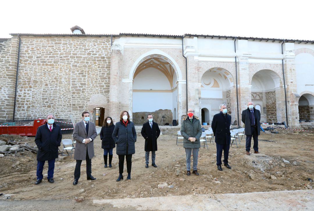 El consejero de Cultura y Turismo, Javier Ortega; la presidenta de la Diputación de Palencia, Ángeles Armisén; el alcalde de Paredes de Nava, Luis Calderón; y el subdelegado del Gobierno en Palencia, Ángel Domingo Miguel, han visitado el antiguo convento de San Francisco de Paredes de Nava