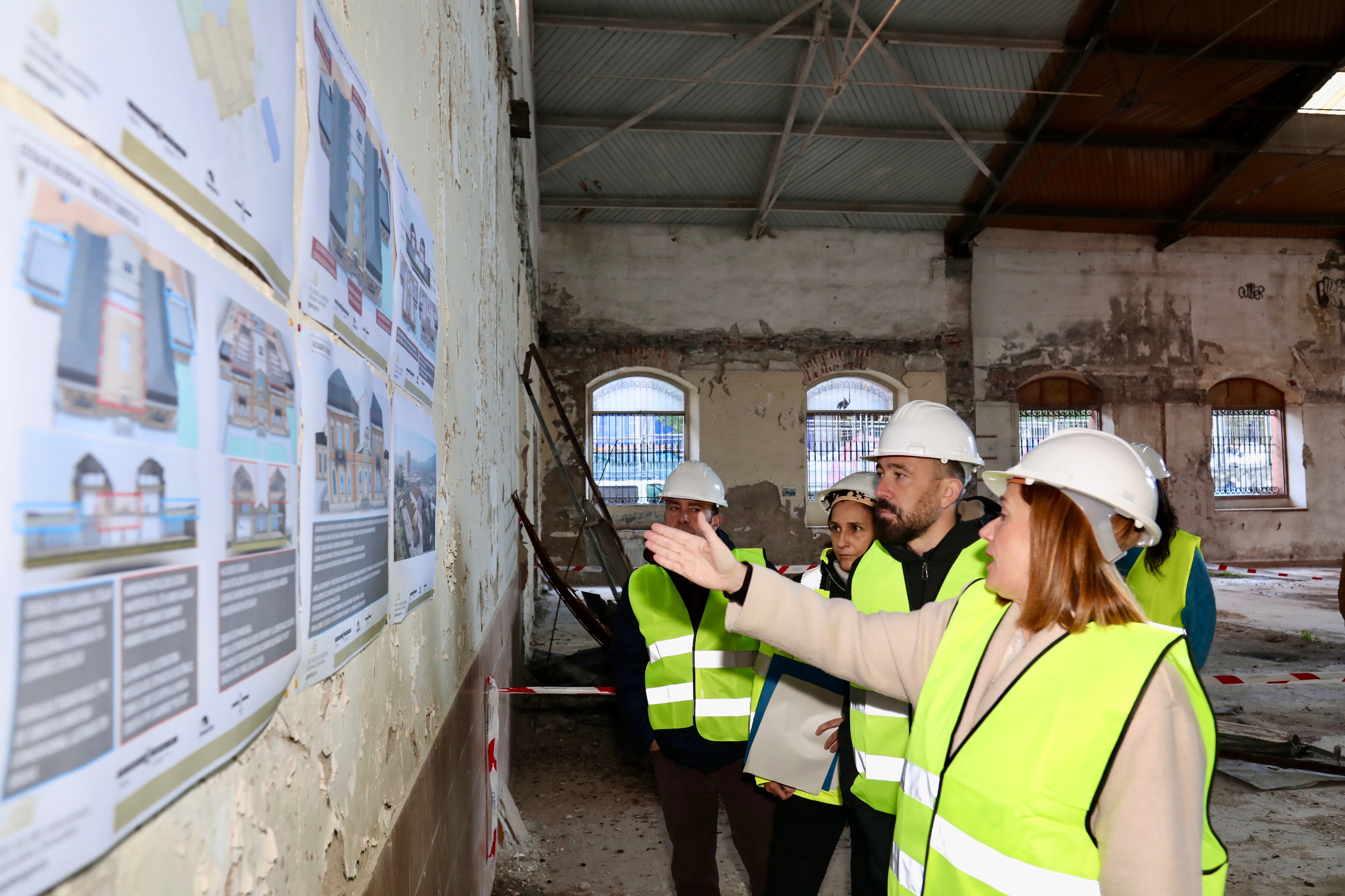 La alcaldesa de Irun, Cristina Laborda explica al consejero de Vivienda y Agenda Urbana, Denis Itxaso el proyecto.