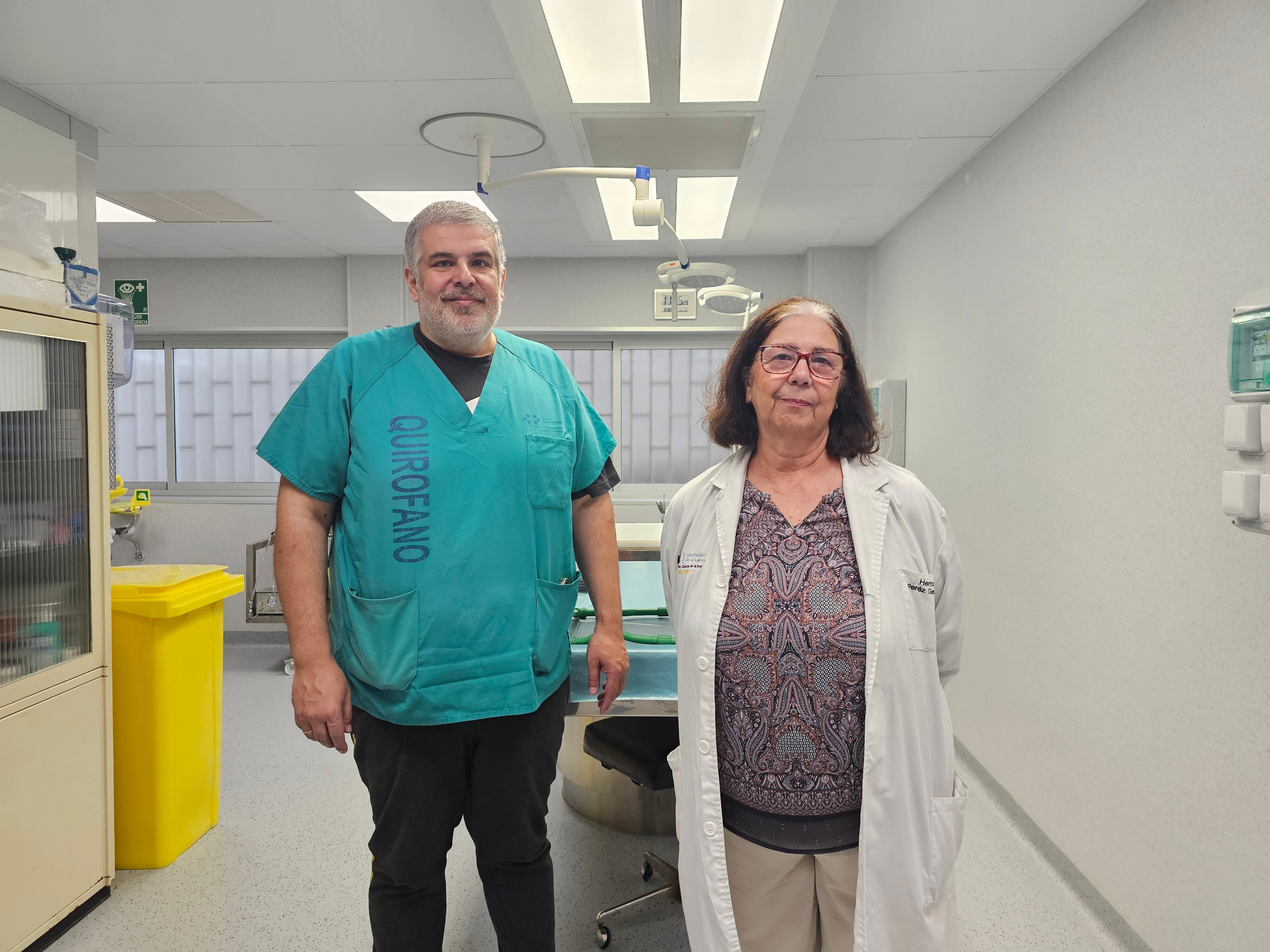 Juan Manuel Toledo y Herminia Pérez en el depósito de cadáveres