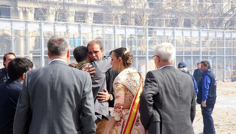 El pirotécnico Ricardo Caballer abraza al concejal Pere Fuset al término de la mascletà