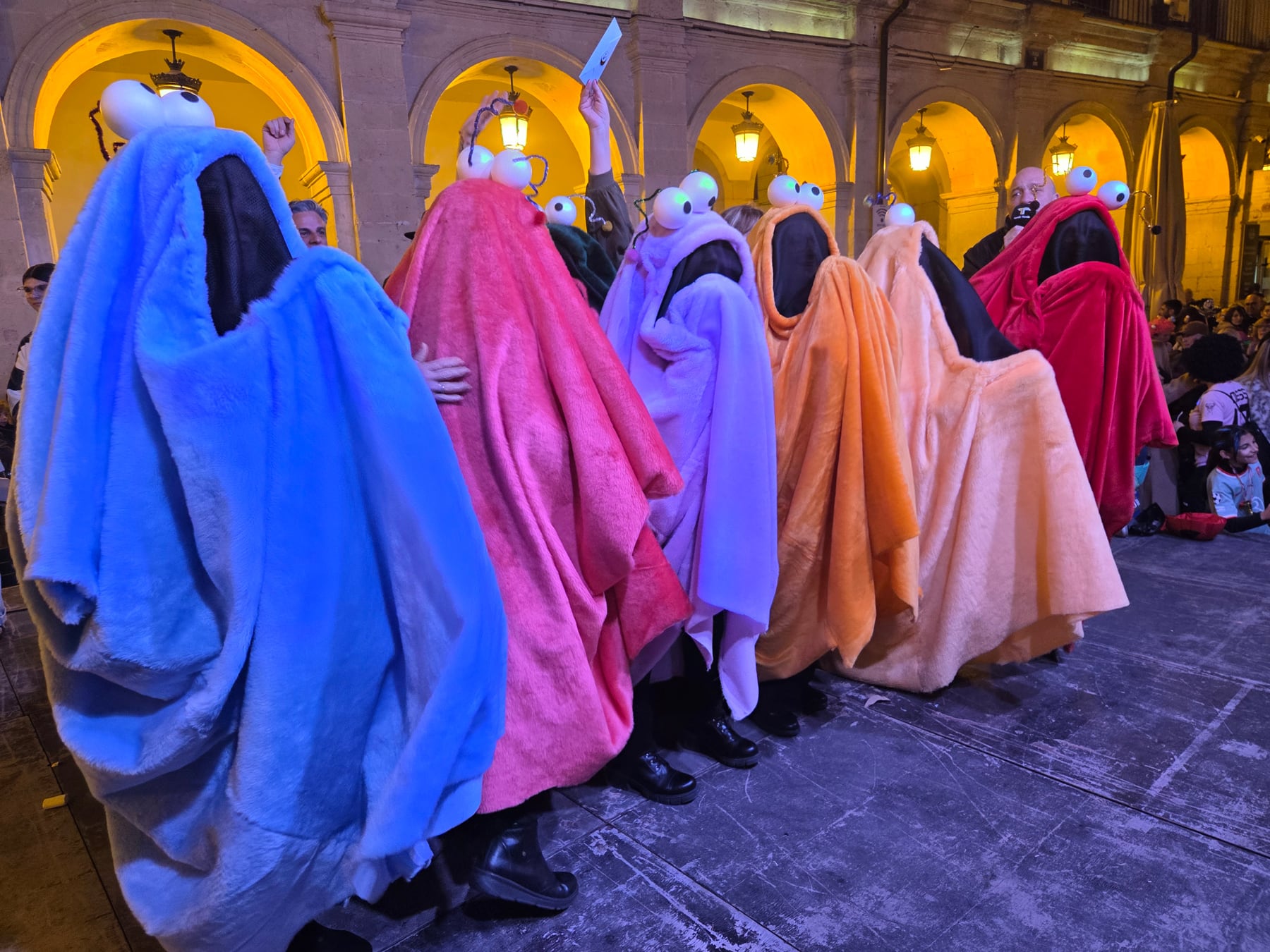 El grupo de Trikis, el monstruo de las galletas, celebrando el primer premio en el escenario de la Plaça de Dins