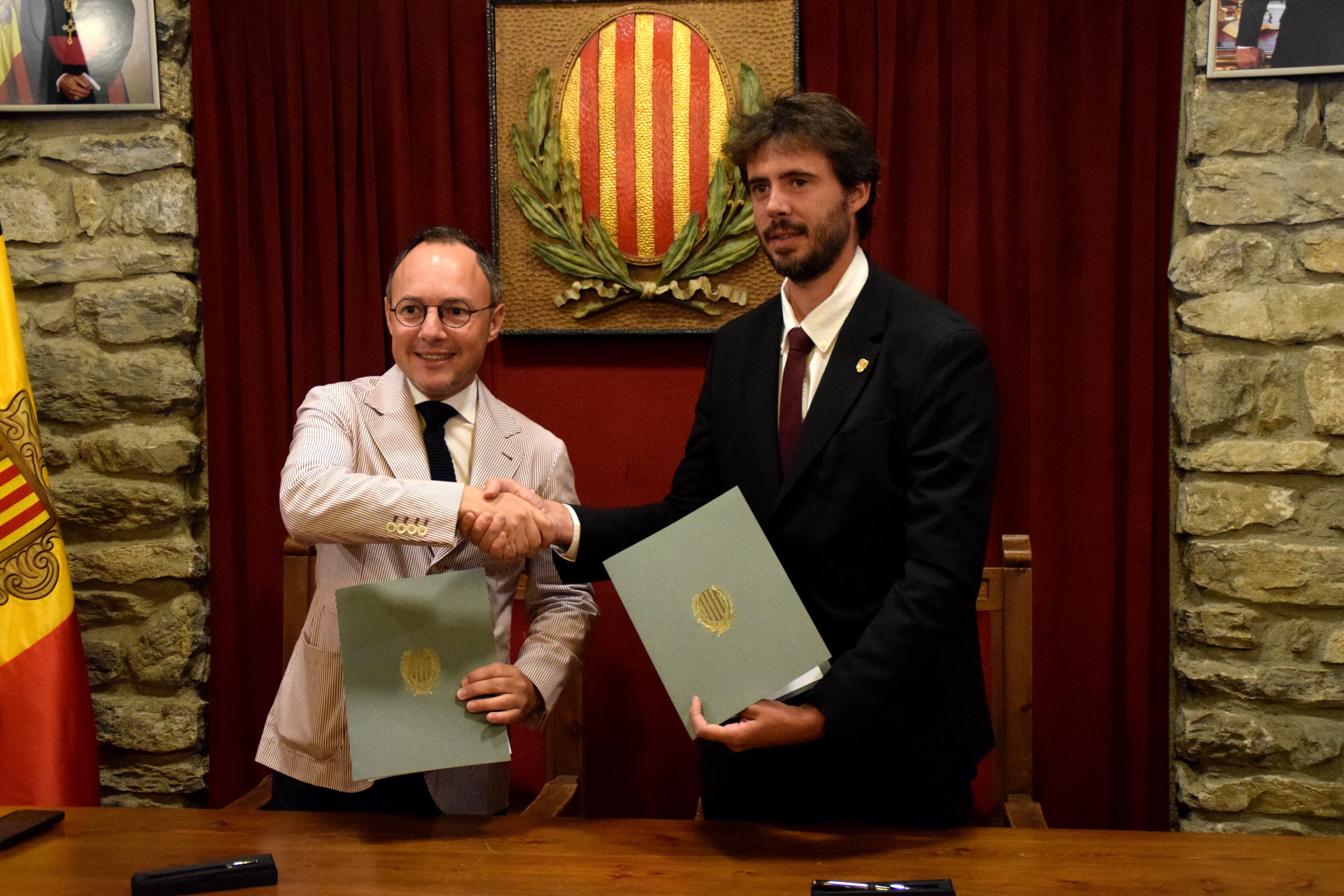 El cap de Govern, Xavier Espot, i el cònsol major de Sant Julià de Lòria, Cerni Cairat, després de rubricar el conveni.
