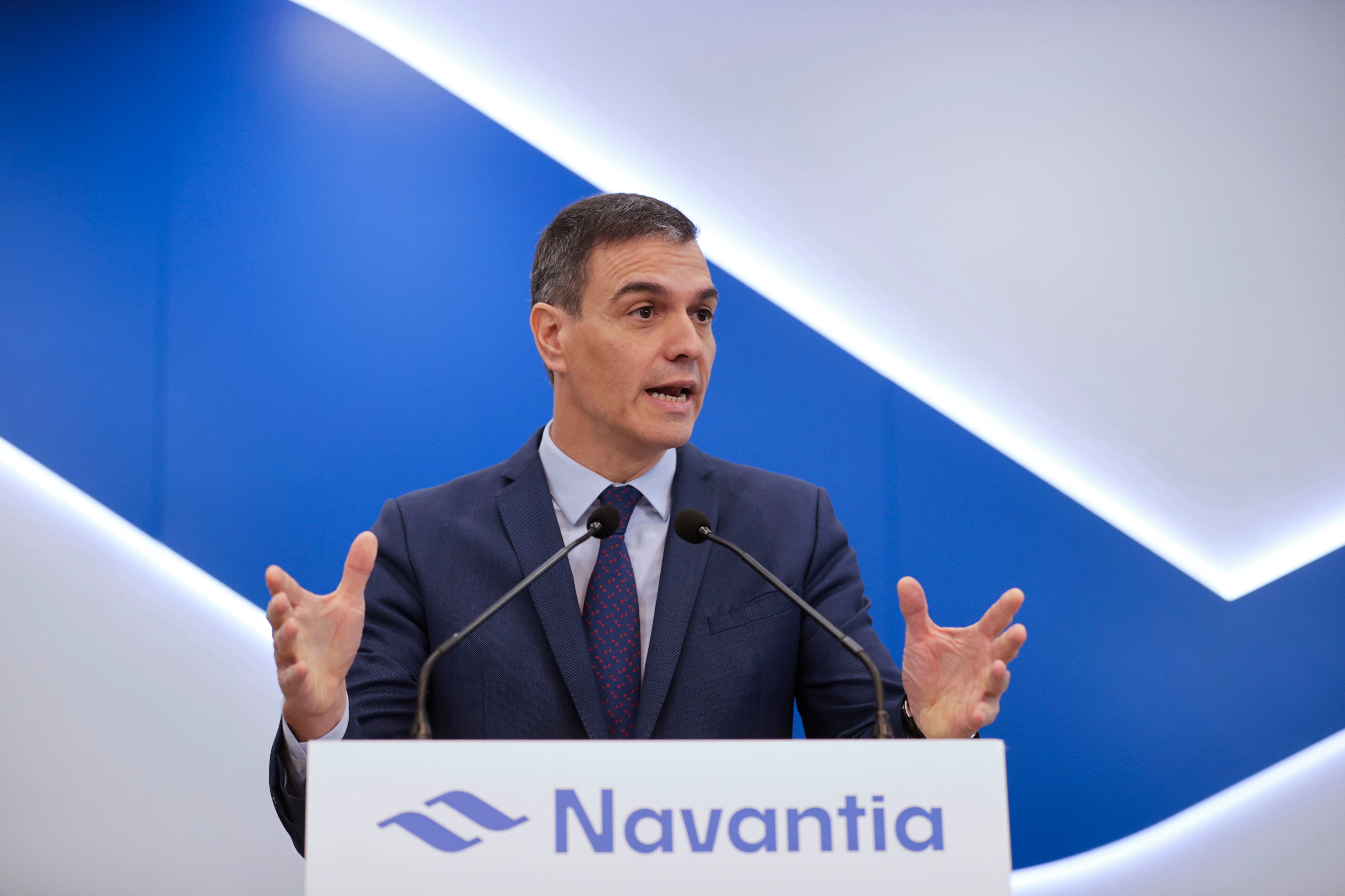 FERROL, 24/01/2024.- El presidente del Gobierno, Pedro Sánchez da un discurso durante su visita este miércoles al astillero de Navantia en Ferrol. EFE/Cabalar
