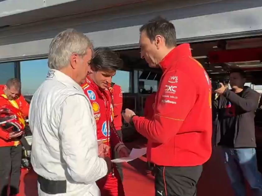 El último homenaje de Ferrari a Carlos Sainz, con su padre como protagonista