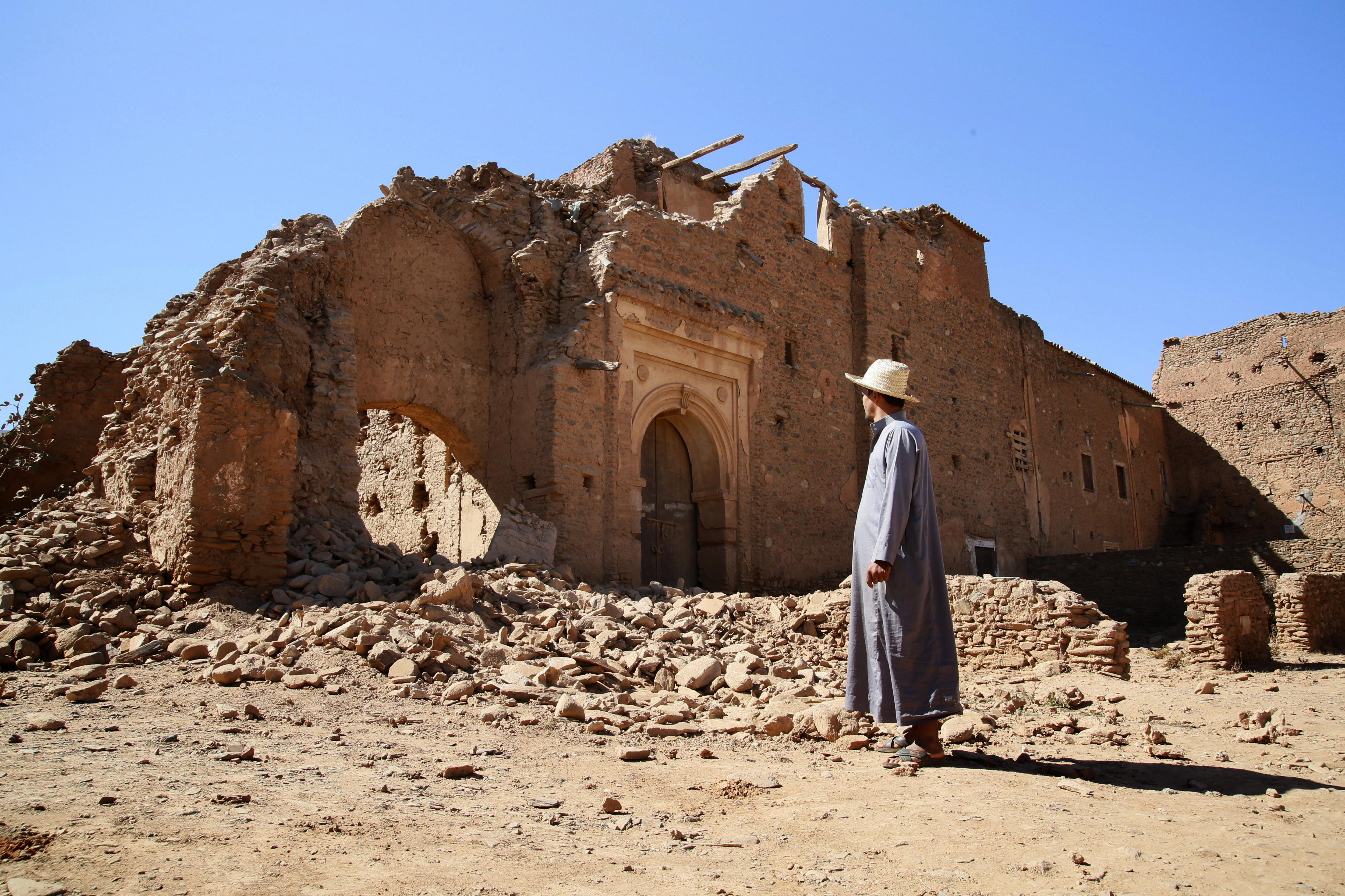 Un hombre observa el Palacio del Comandante Hammad Al-Asri Al-Mazoudi, que resultó dañado en el terremoto, pueblo de Tamazirt, Marrakech, Marruecos, 22 de septiembre de 2023 (reeditado el 04 de septiembre de 2024). 