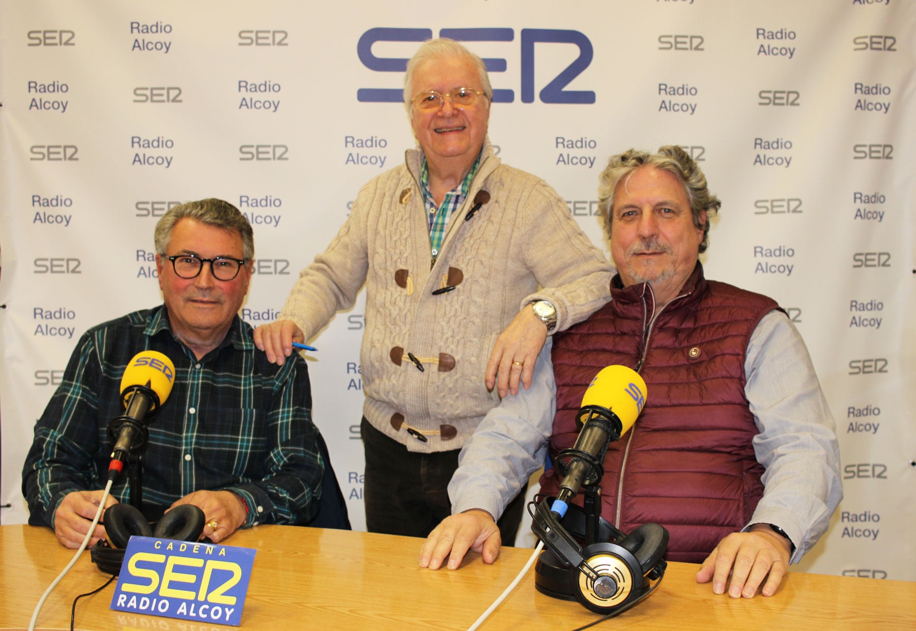 Miguel Juan Reig y Francis Gisbert, junto a Paco Aznar, en el estudio central de Radio Alcoy