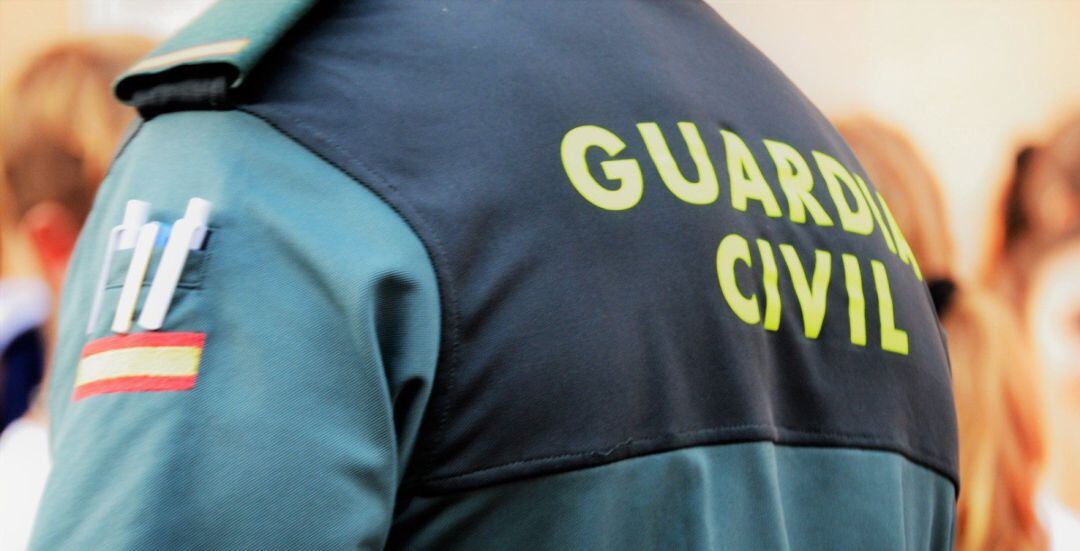 Agente de la Guardia Civil de espaldas