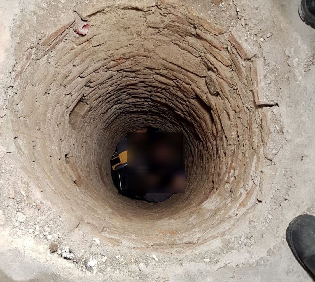 Interior del pozo al que cayó la víctima en un local de calle Álamos, en Málaga capital