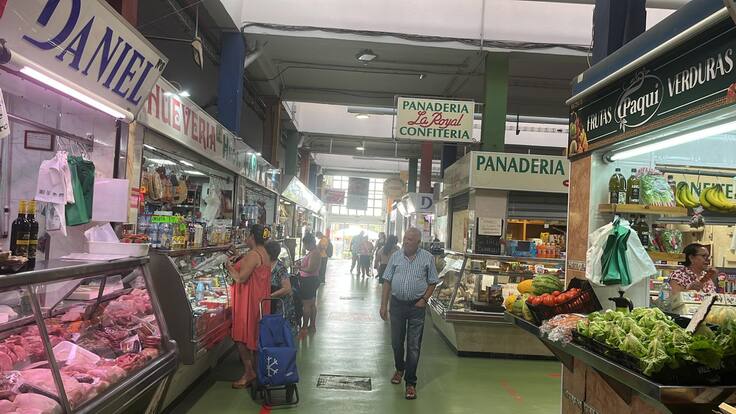 "Estamos trabajando por encima de 40 grados", Juan Manuel Elena, vicepresidente del mercado municipal de Bailén