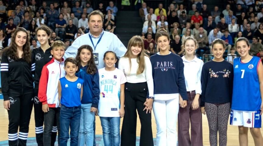 El president de l'Hestia Menorca, Oriol Segura, amb bons estudiants de l'illa.