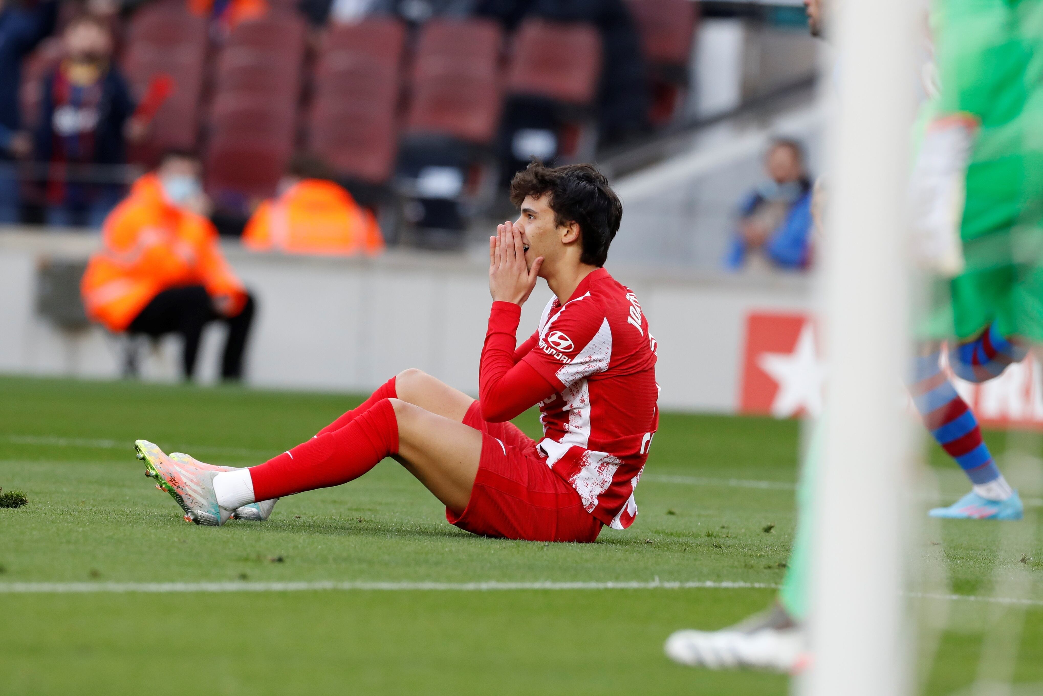 Joao Félix se lamenta en una acción del Barça - Atleti