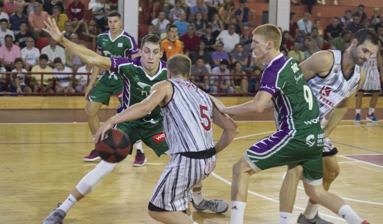 Rupnik (5) y O´Leary ejecutan un &#039;bloqueo y continuación&#039; durante el partido ante Unicaja.