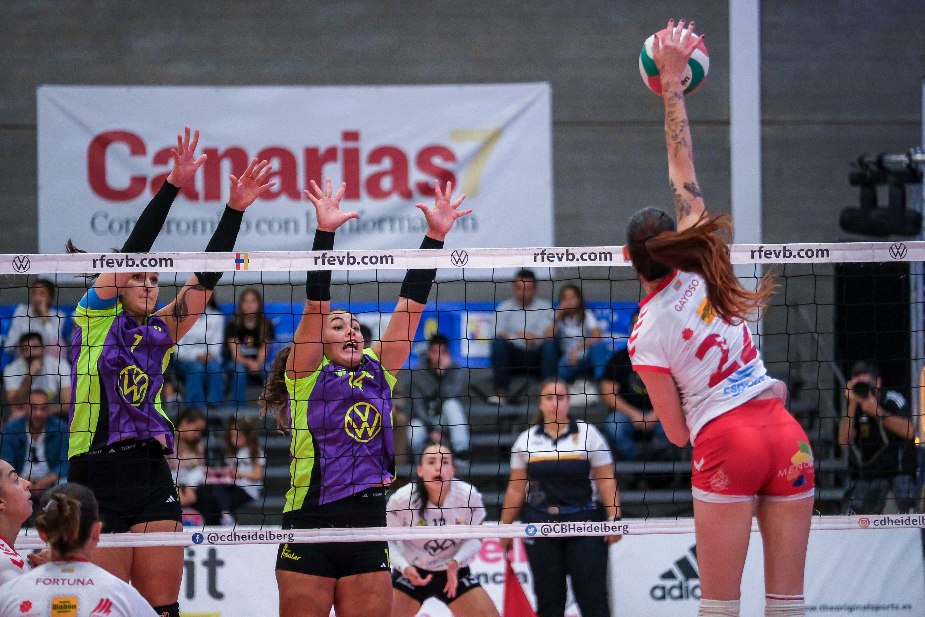 Jimena Fernández, de blanc, és una de les jugadores de l'Avarca que ha estat seleccionada.