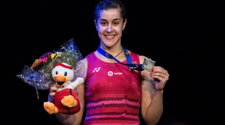 Carolina Marín luce su medalla como campeona de Europa de bádminton.