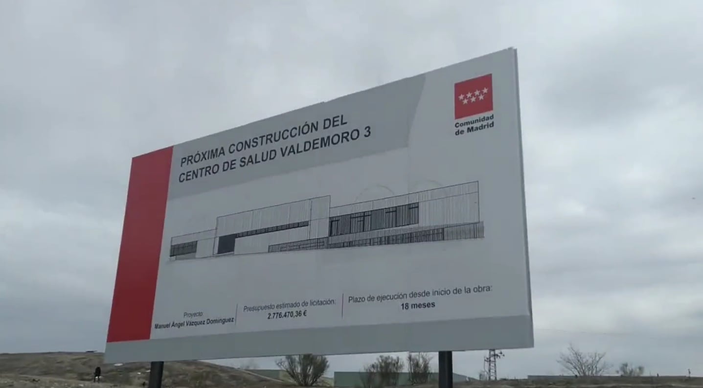 Cartel que anuncia la futura construcción del centro de salud de Valdemoro