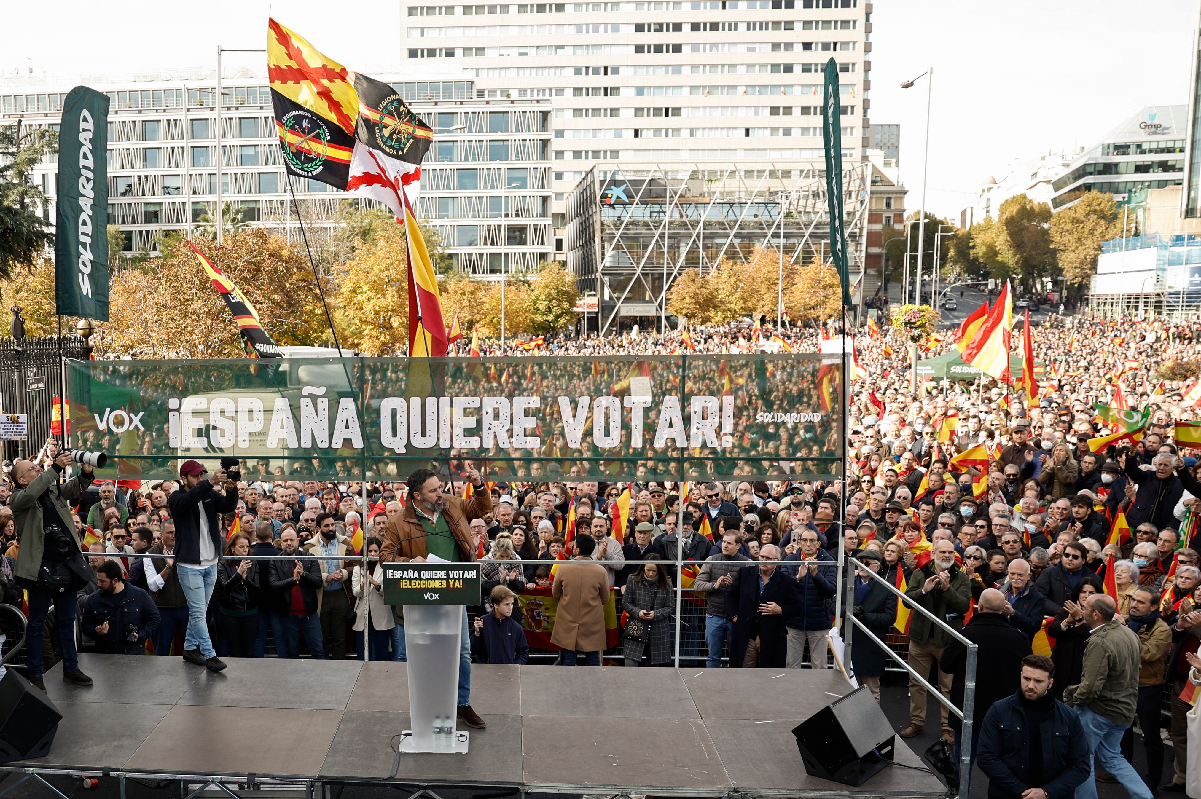 MADRID, 27/11/2022.- El líder de VOX, Santiago Abascal, interviene en la concentración convocada por la formación este domingo en la Plaza de Colón de Madrid, contra el Gobierno y la reforma de la ley de sedición. EFE/ Sergio Perez
