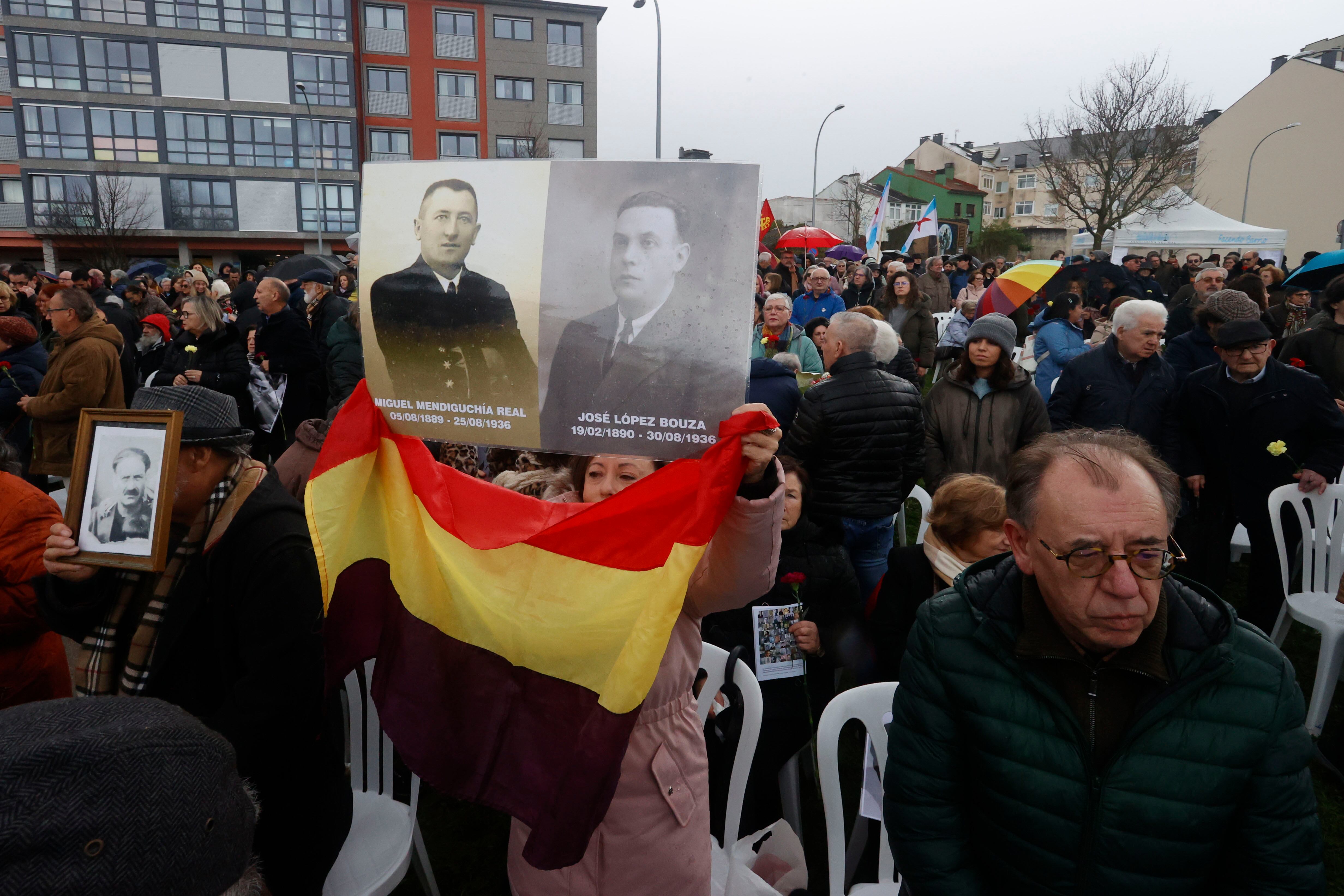 FERROL, 24/02/2024.- Asistentes a la inauguración del memorial a las víctimas del franquismo, que recuerda a mas de 900 personas de toda la comarca, este sábado en Ferrol. EFE/ Kiko Delgado