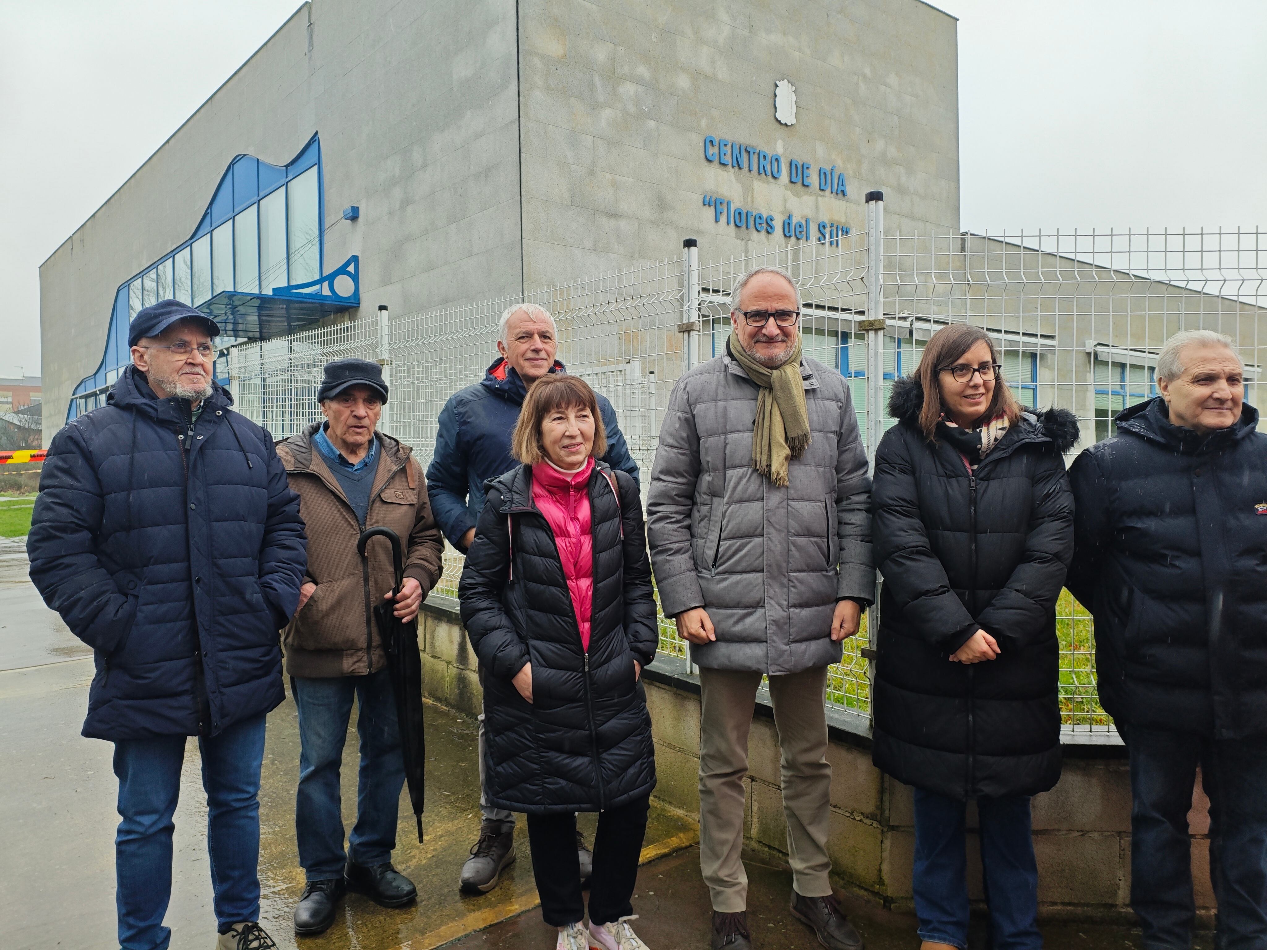 Miembros del PSOE frente al centro de día de Flores de Sil
