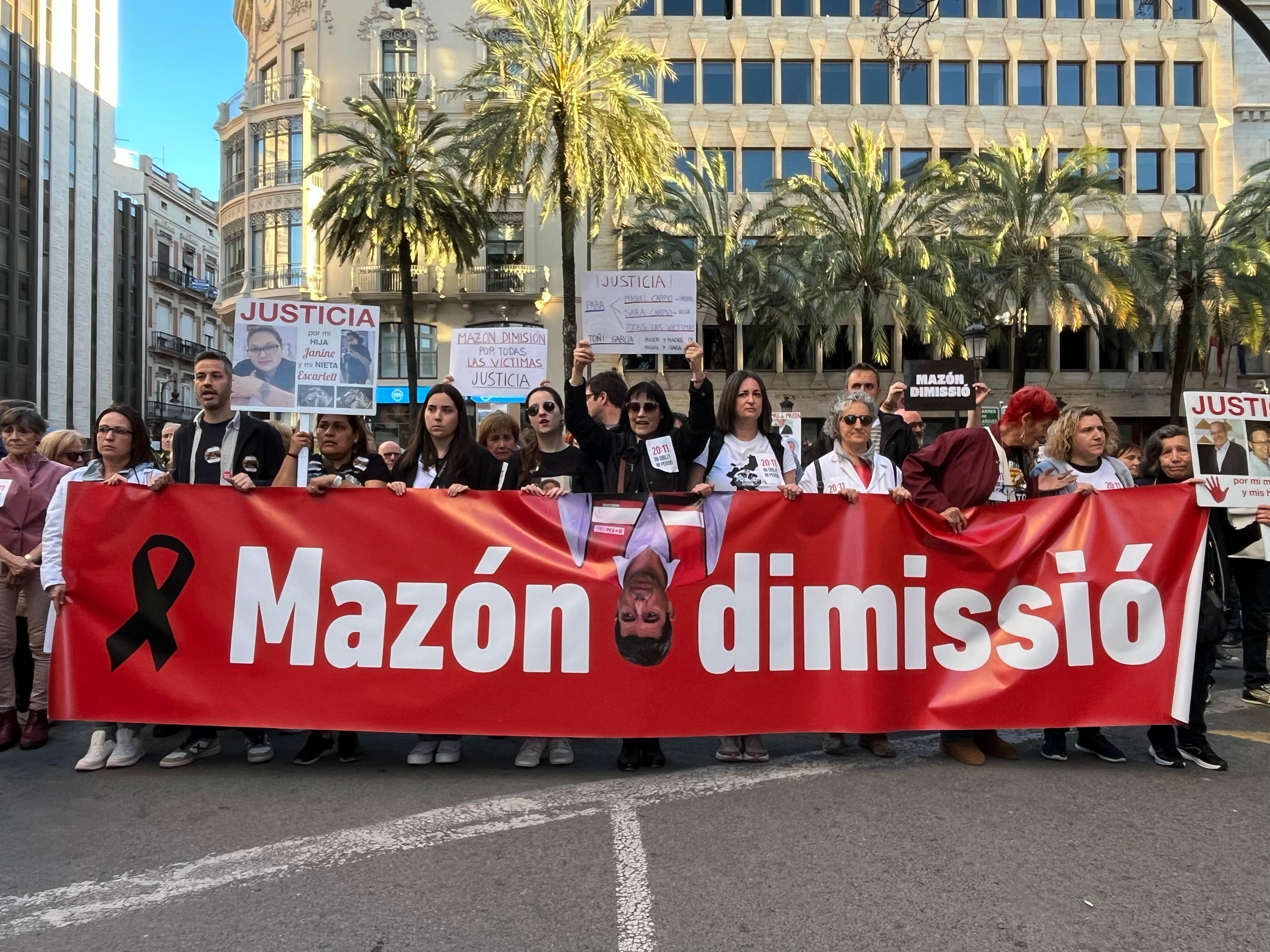 Cabecera de la manifestación pidiendo la dimisión de Carlos Mazón por su gestión de la DANA en la última protesta. 