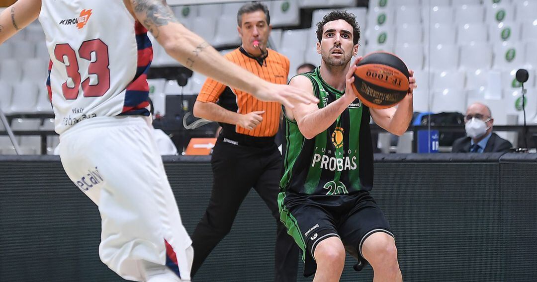 Ferrán Bassas dio la puntilla a Baskonia con un triple final.