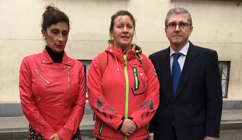 Pilar Villacorta, (Asociación de Guardias Civiles), la agente Alicia Sánchez y su abogado Mariano Casado