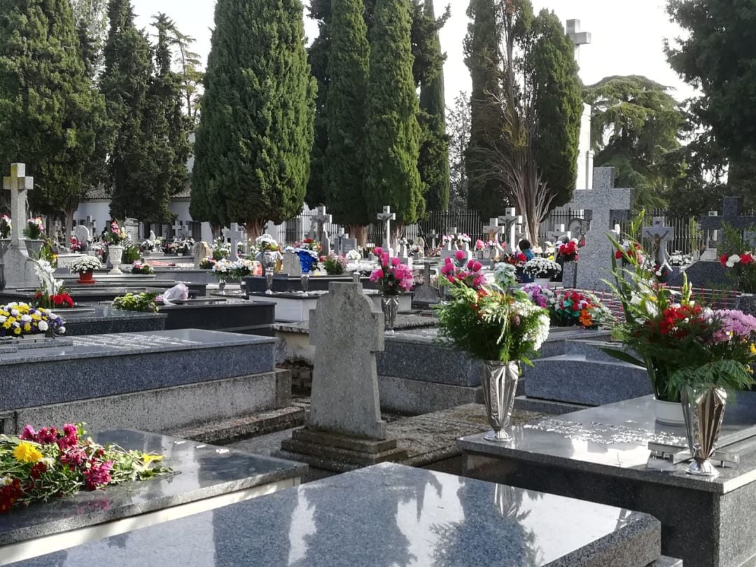 Los ciudadrealeños han cumplido con la tradición de llevar flores a sus difuntos