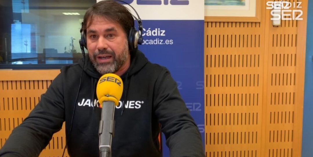 El comparsista Tino Tovar durante su entrevista a Radio Cádiz