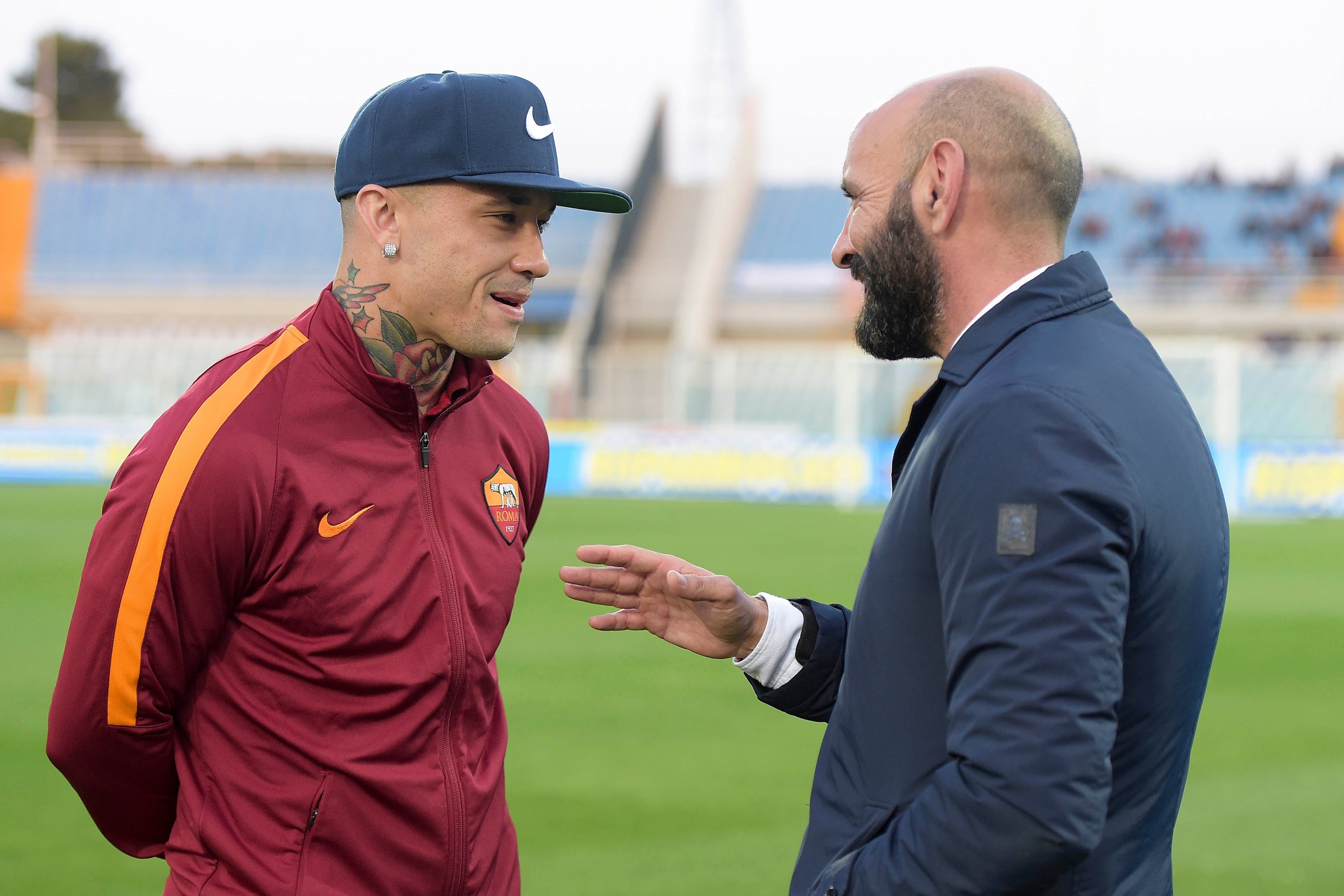 Radja Nainggolan se saluda con Monchi durante su estancia en la AS Roma