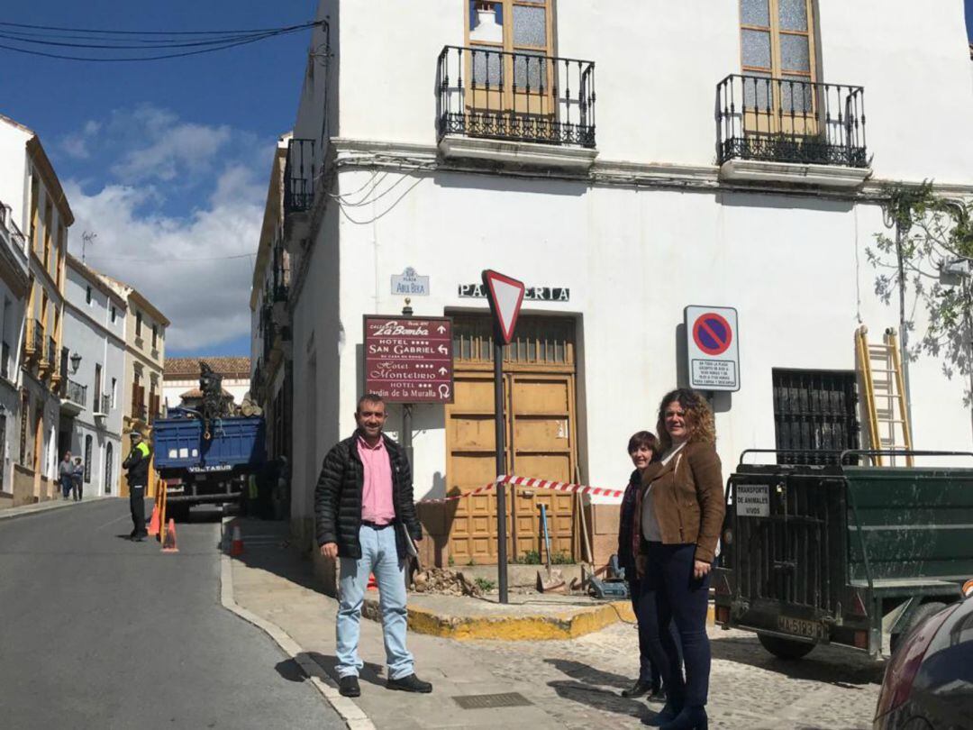 La alcaldesa, Teresa Valdenebro, y dos de sus concejales han visitado las obras