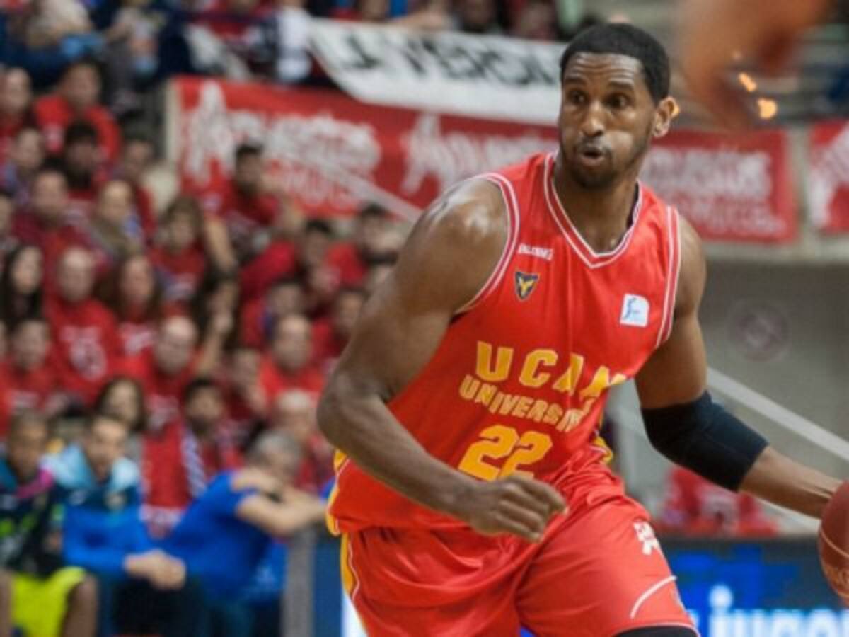 Laboral Kutxa tropieza en Murcia con un final polémico (68-66)