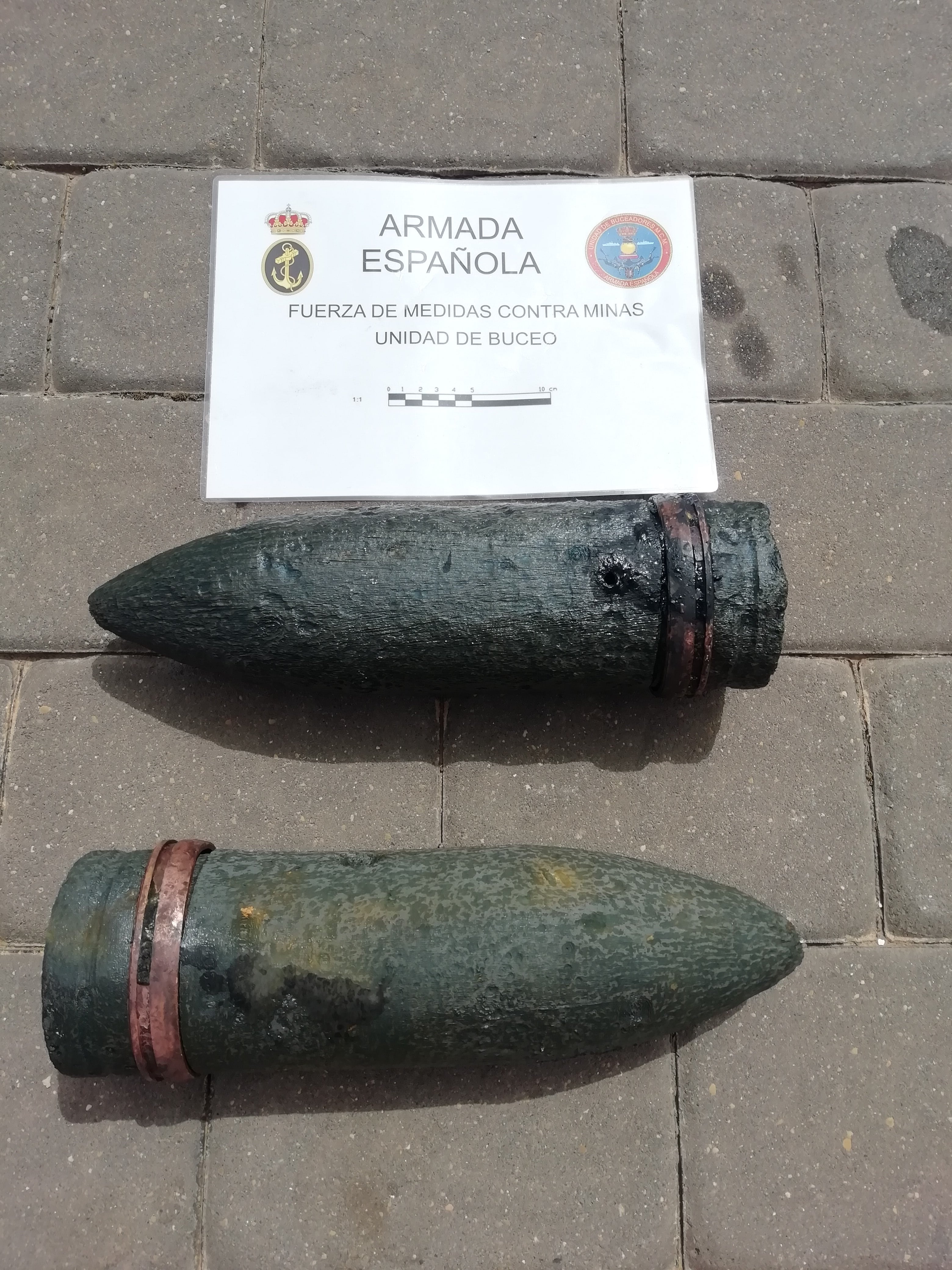 Dos dels artefactes desactivats pels bussejadors de l'Armada a la costa de Maó.