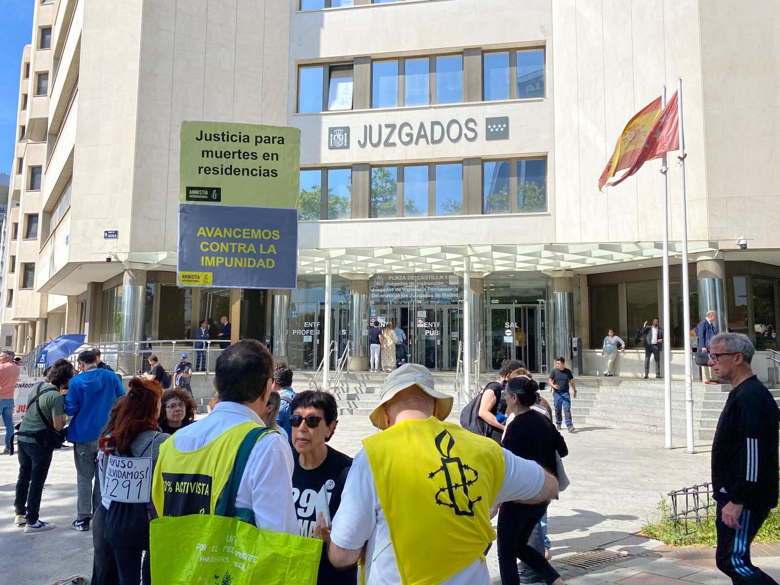 Dos exaltos cargos y un asesor del gobierno de Ayuso declaran como imputados por las muertes en las residencias durante la pandemia.