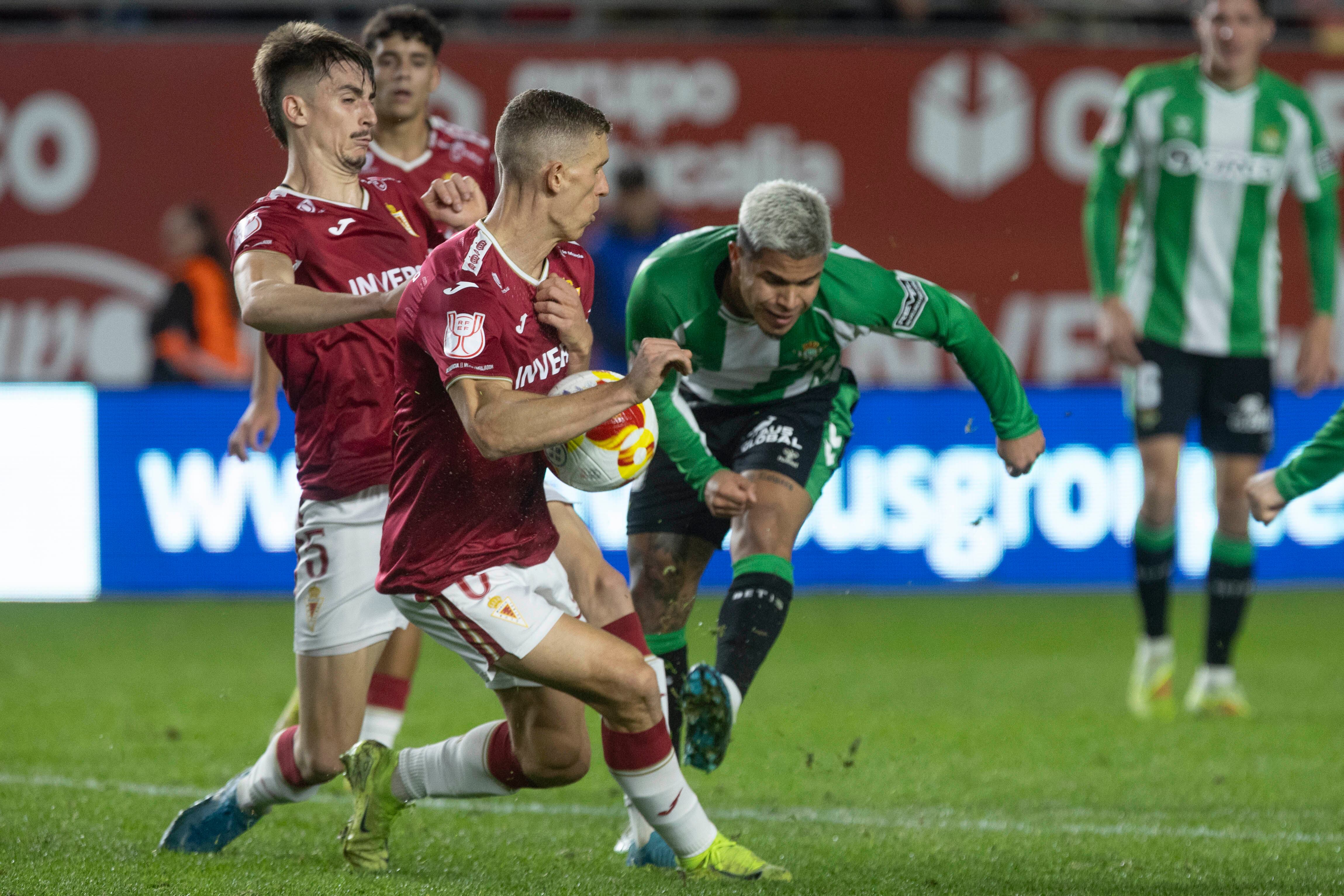 El Cucho dispara a puerta